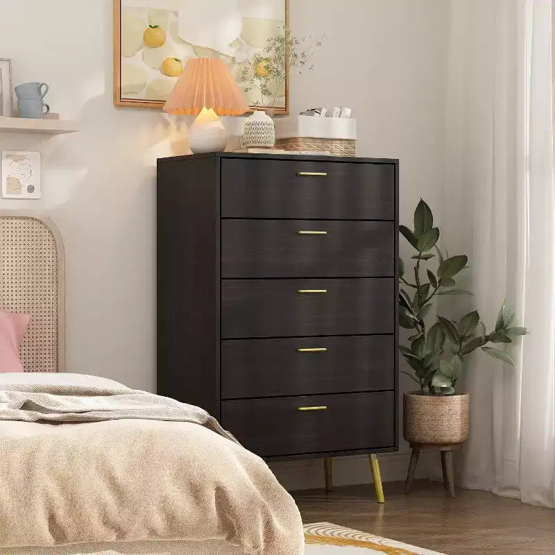Commode moderne à 5 tiroirs avec pieds et poignées en métal