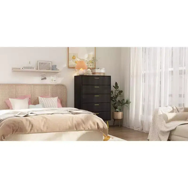 Commode moderne à 5 tiroirs avec pieds et poignées en métal