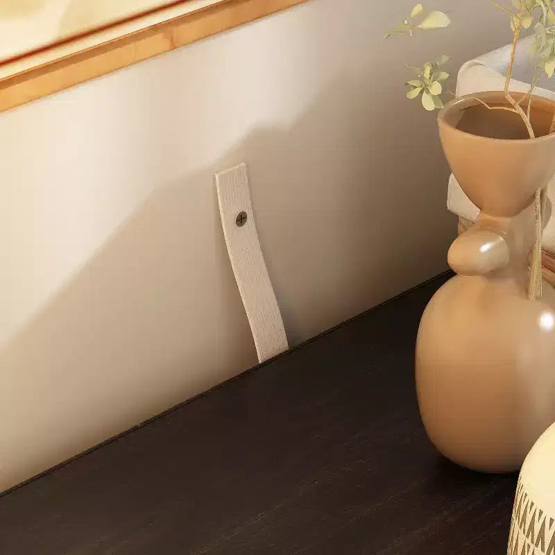 Commode moderne à 5 tiroirs avec pieds et poignées en métal
