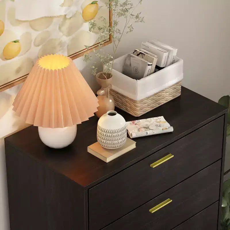 Commode moderne à 5 tiroirs avec pieds et poignées en métal