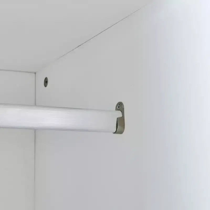 Lit double au design moderne avec armoire intégrée, étagères ouvertes et tiroirs de rangement