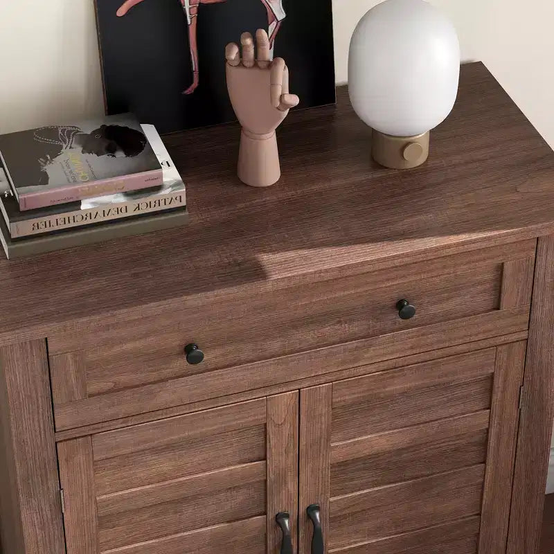 Bahut de style rustique avec étagère réglable à 3 niveaux