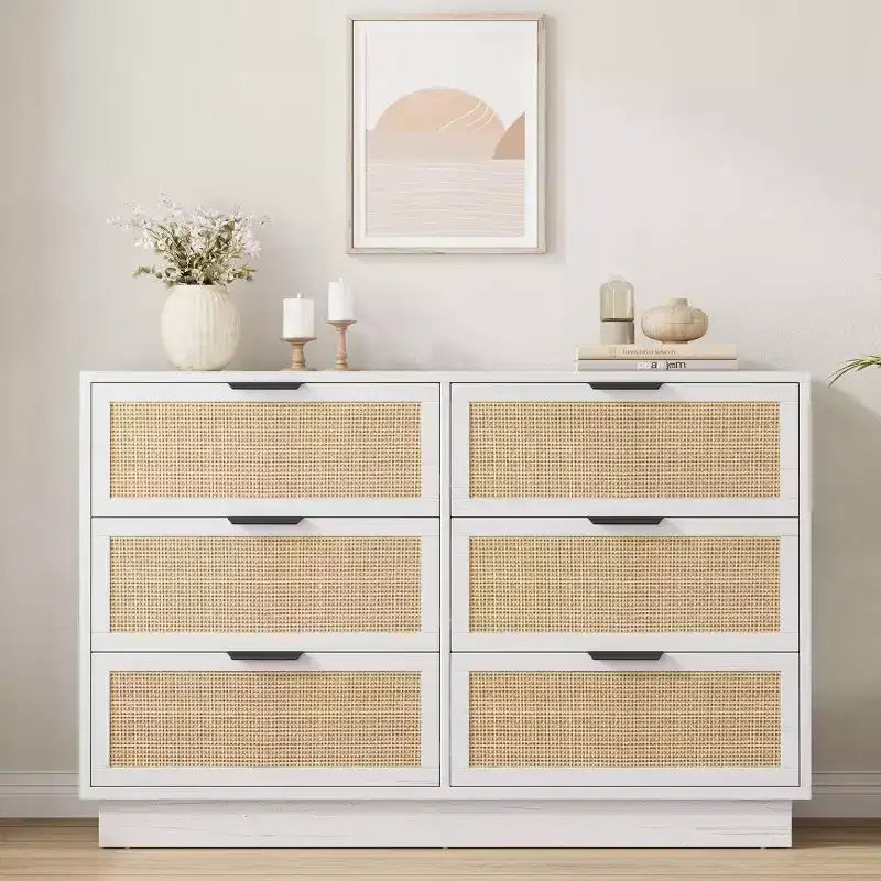 Commode à 6 tiroirs en rotin avec poignées métalliques et base en bois robuste