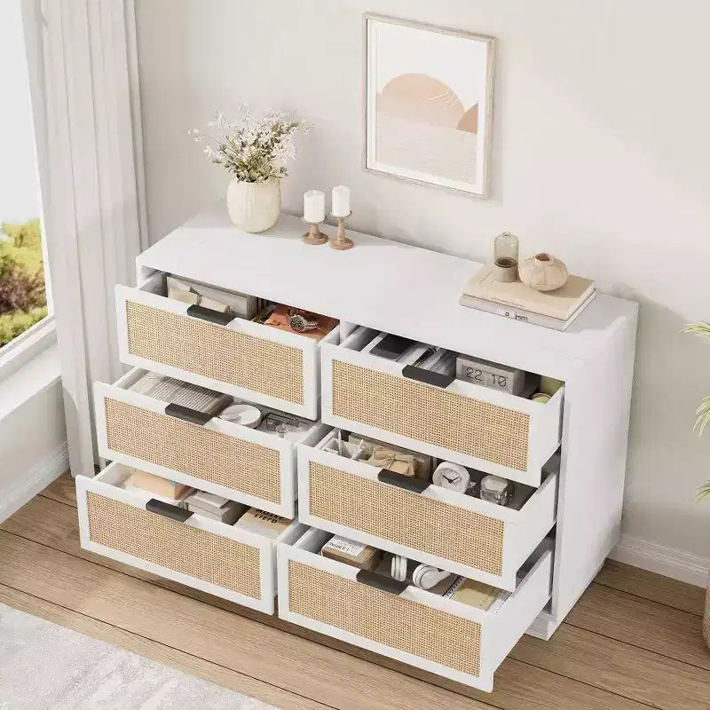 Commode à 6 tiroirs en rotin avec poignées métalliques et base en bois robuste