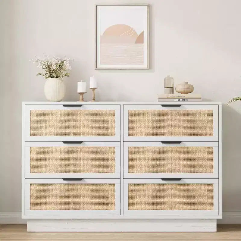 Commode à 6 tiroirs en rotin avec poignées métalliques et base en bois robuste