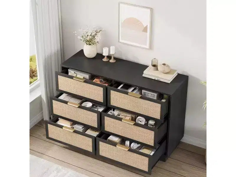 Commode à 6 tiroirs en rotin avec poignées métalliques et base en bois robuste