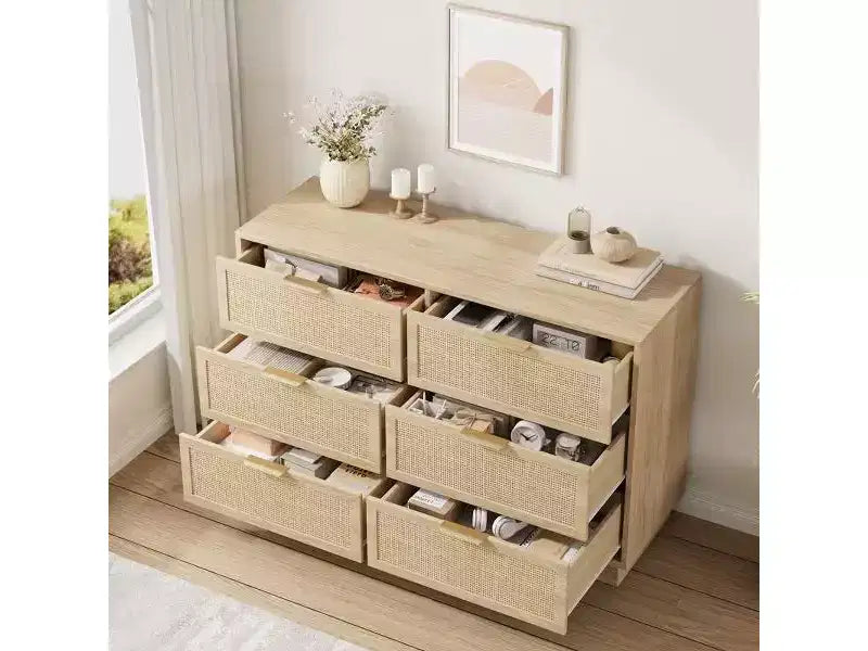 Commode à 6 tiroirs en rotin avec poignées métalliques et base en bois robuste