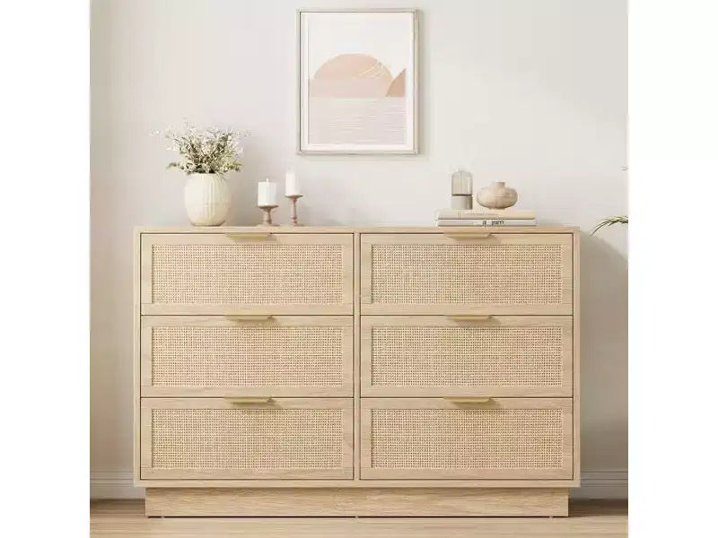 Commode à 6 tiroirs en rotin avec poignées métalliques et base en bois robuste